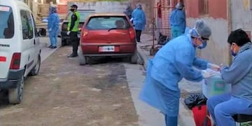 Personal del COE Jujuy testea vecinos en los barrios