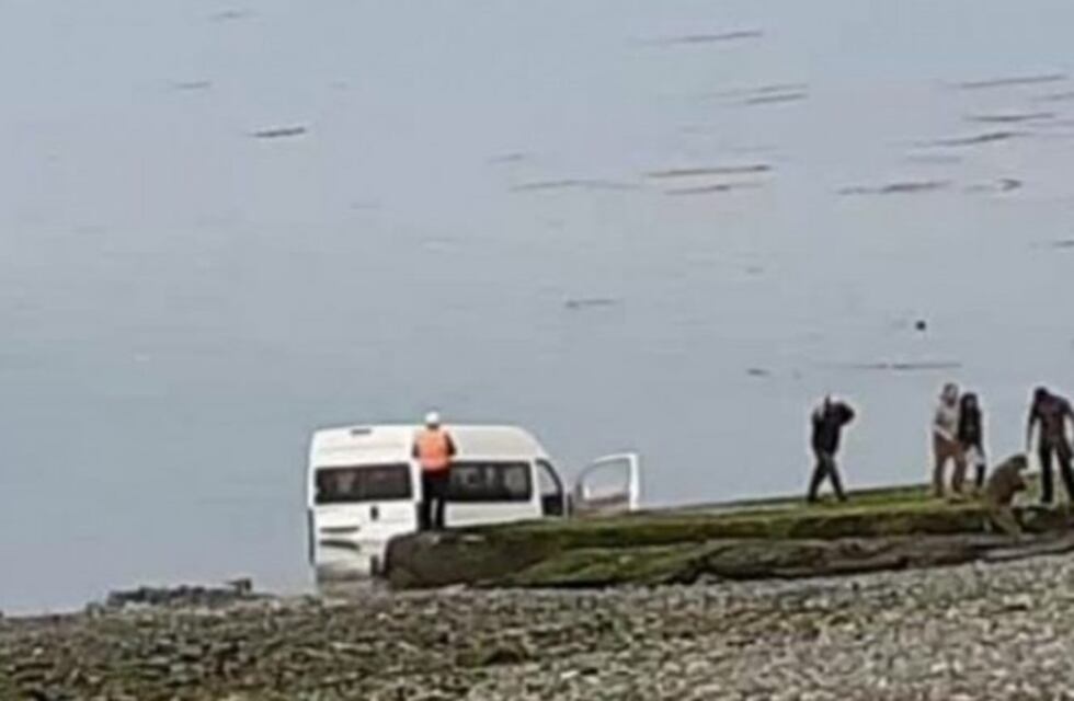 Una combi de turismo cayó al mar en el cruce de Bahía Azul