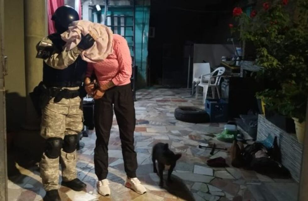 Madre e hijas detenidas al ser sorprendidas armando envoltorios con drogas