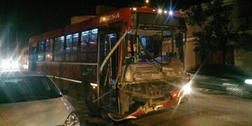 El choque entre el colectivo de Ersa y el auto ocurrió en barrio Alta Córdoba\u002E (Foto Cadena 3)