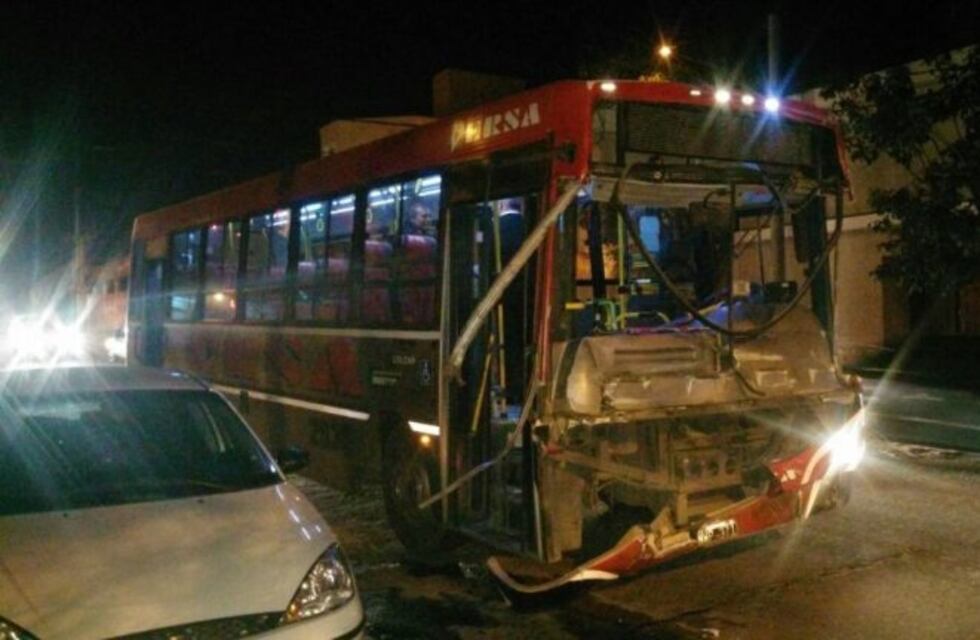 Violento choque entre un colectivo de Ersa y un camión en barrio Alta Córdoba
