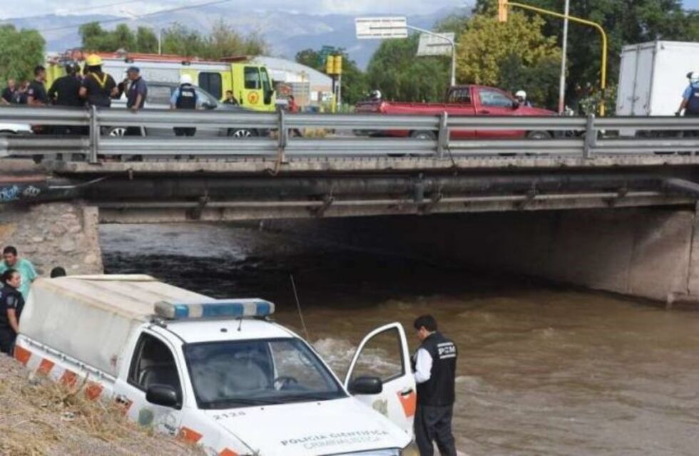 Manejaba borracho y terminó dentro del Cacique Guaymallén