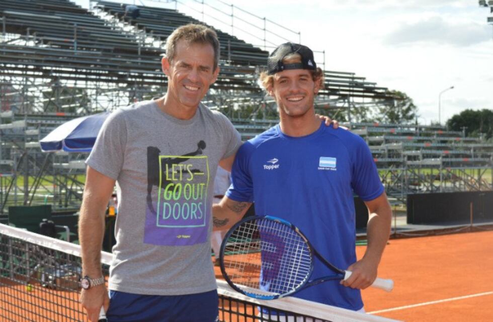 Del agua al polvo: Orsanic le dio una clase de tenis al mejor surfista argentino