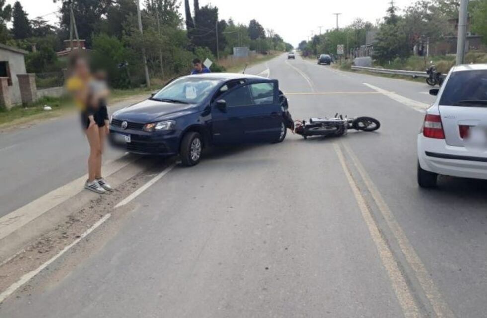 Choque entre en un automóvil y una motocicleta en Villa Parque Santa Ana