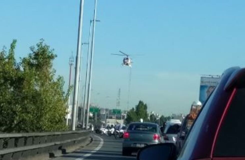 El helicóptero del SAME aterrizó en la Autopista 9 de Julio Sur para trasladar a un herido del triple choque