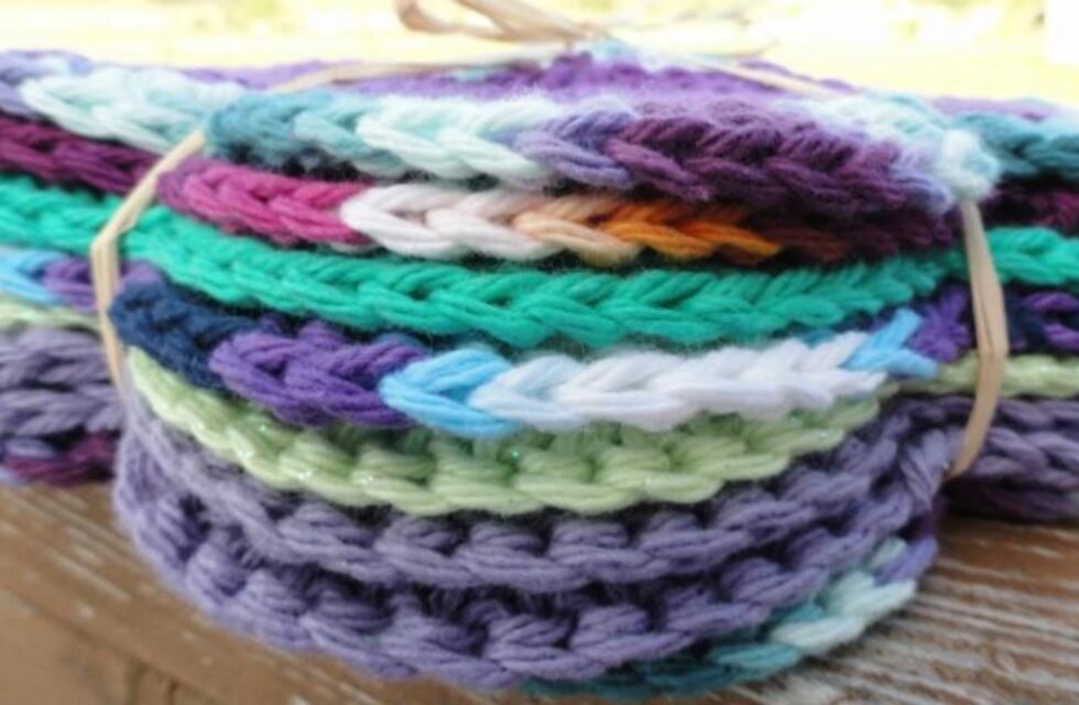 Iniciativa solidaria en La Falda: tejen cuadraditos para confeccionar mantas