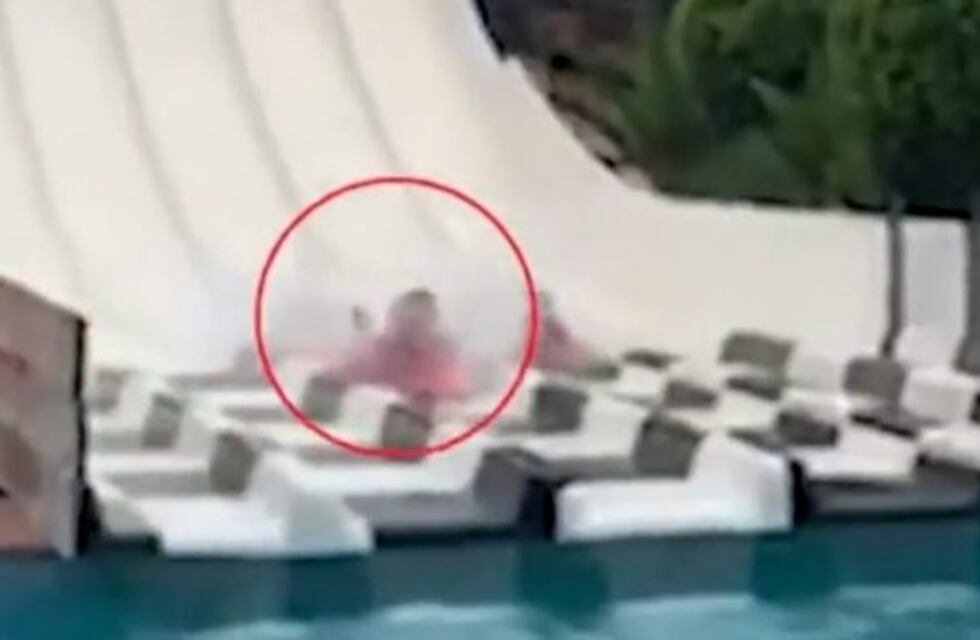 Un joven se rompió el cuello tras tirarse de un tobogán de agua en España