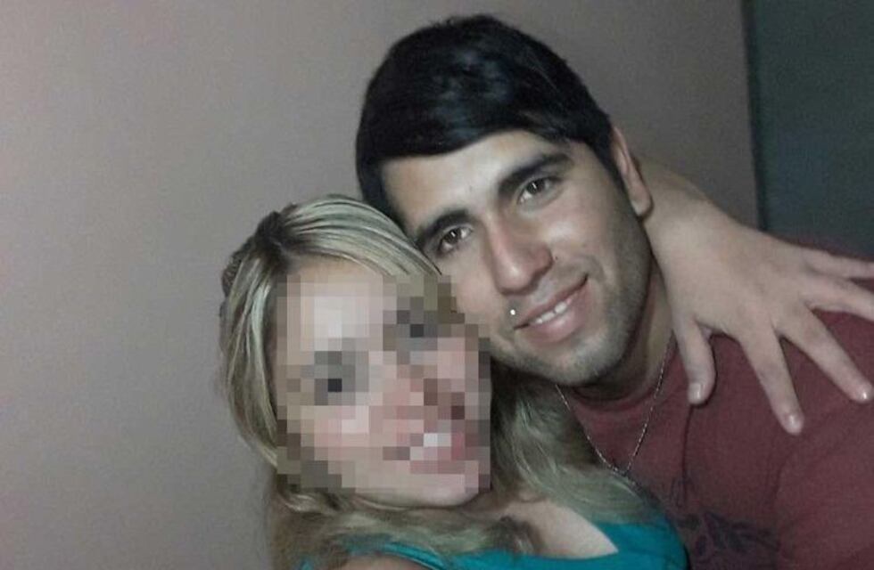 Iba en moto, chocó con un camión estacionado y murió