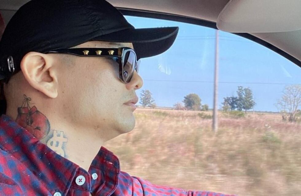 "Chino" Maidana salió a repartir leña en un carro y lo mostró en video