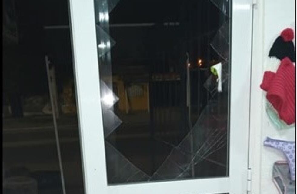 Robaron dinero y 60 pares de zapatillas de un local comercial