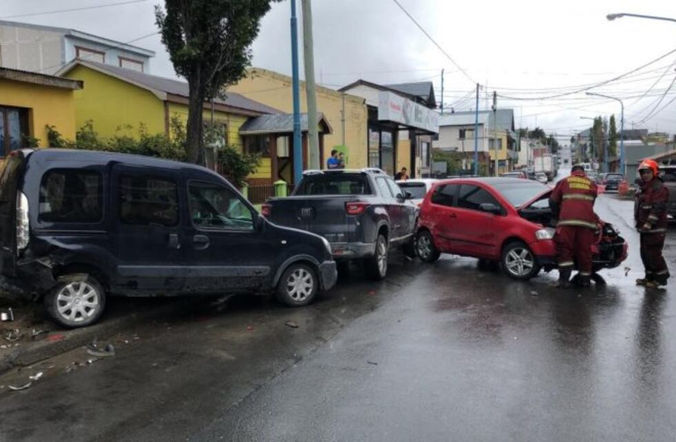 Violento accidente involucró cuatro vehículos