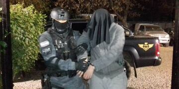 El hombre fue sorprendido en plena transa de droga en barrio Don Bosco, huyó y atropelló a dos policías\u002E