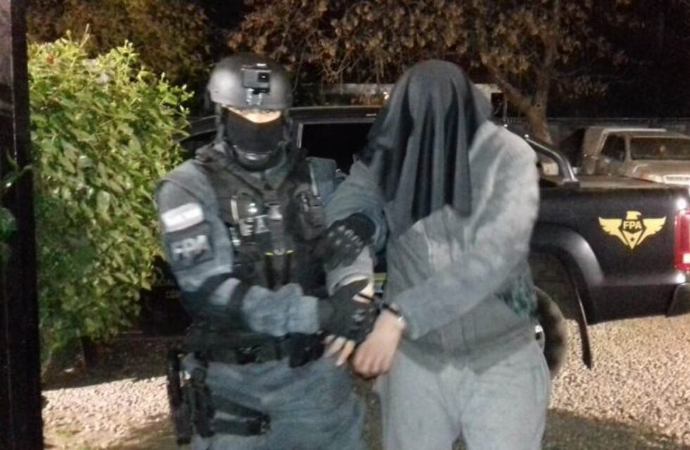 Vendía droga, fue sorprendido y cuando huyó, atropelló a dos policías de la FPA