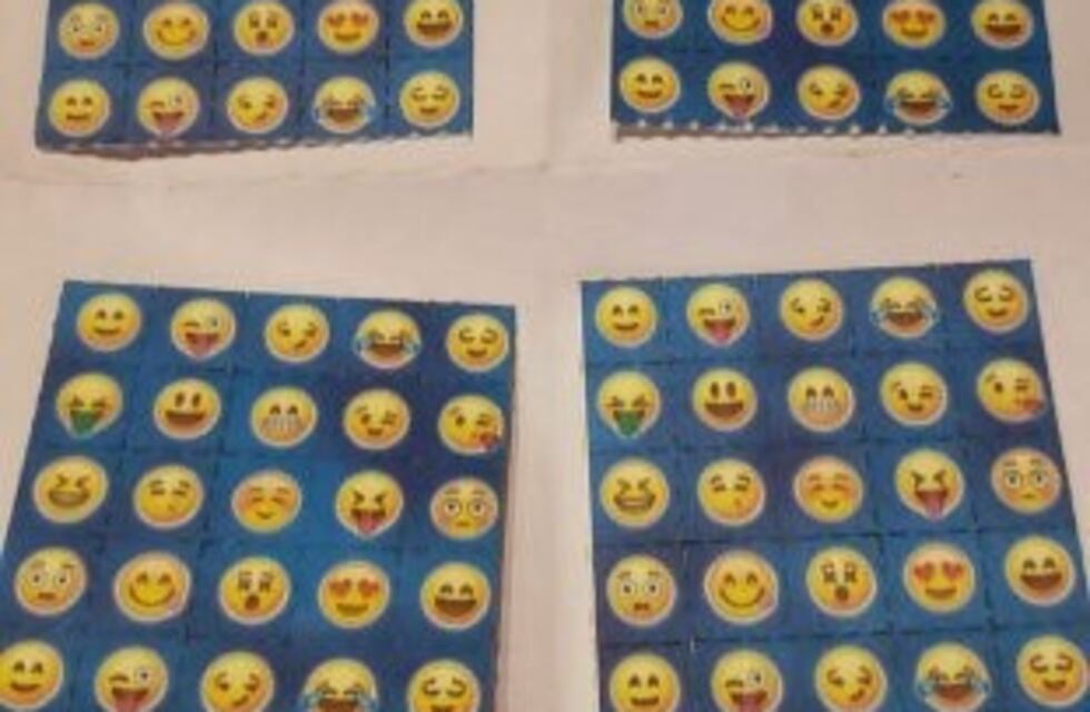 Detuvieron a una joven que vendía droga camuflada en caritas de emojis