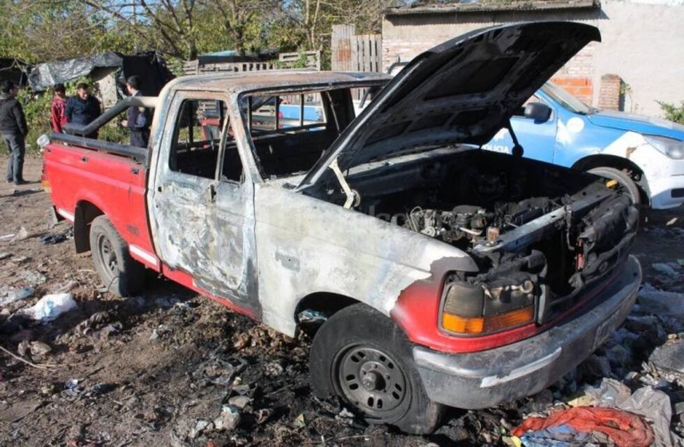 Corral de Bustos: se incendió una camioneta en desuso