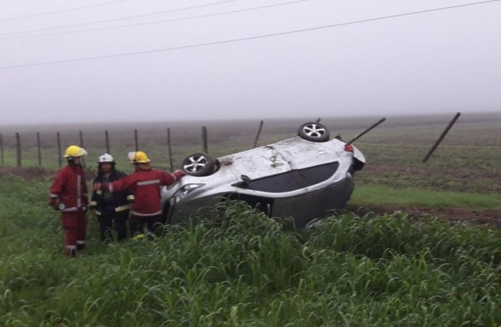 Cuatro heridos leves por un vuelco en ruta 4