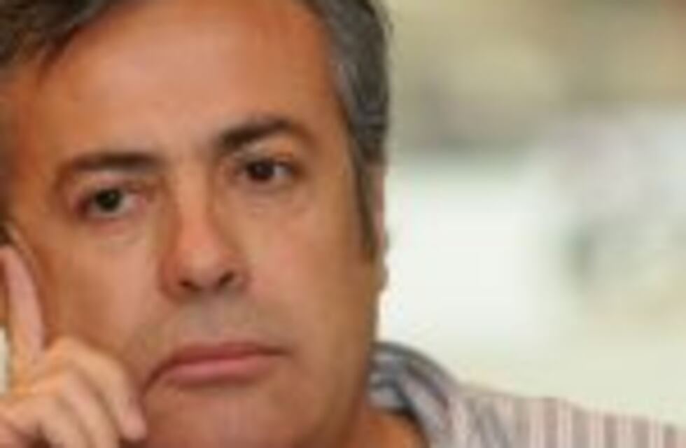 El gobernador presionado por el médico de la fiscal viajera