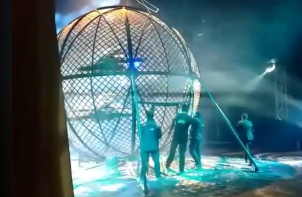 El video del impacto entre tres acróbatas dentro del "Globo de la Muerte" en el circo Servian