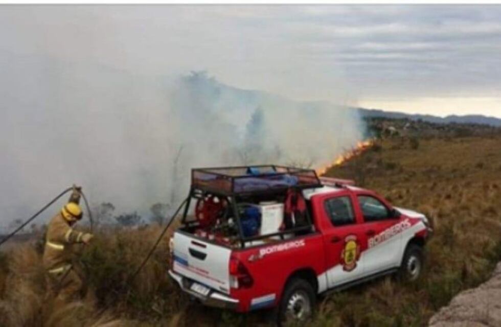 Bomberos extinguieron con éxito el incendio forestal en Villa Giardino