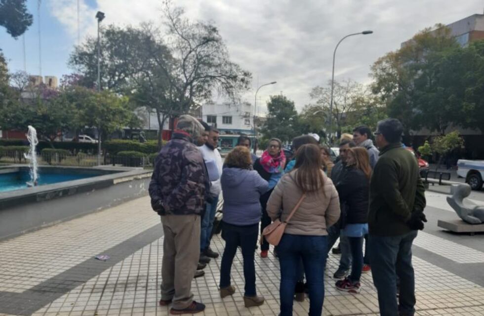 Despedidos de Confecciones Riojanas se manifestaron en Plaza 25 de Mayo