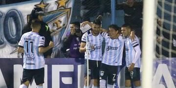 Atletico Tucuman's Luis Rodriguez (#7) celebrates with teammates upon scoring against Oriente Petrolero during their Copa Sudamericana 2017 football match at the Jose Fierro stadium in Tucumán, Argentina, on August, 2017\u002E / AFP PHOTO / Walter Monteros tucuman campeonato torneo copa sudamericana 2017 futbol futbolistas partido atletico tucuman oriente petrolero