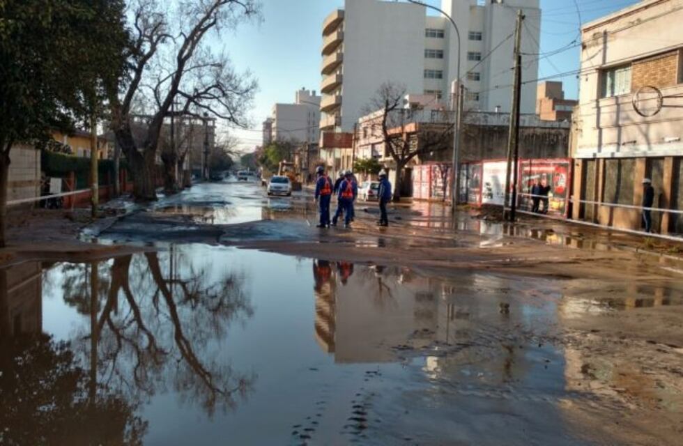 Cofico amaneció inundada por la rotura de un caño de agua de grandes dimensiones