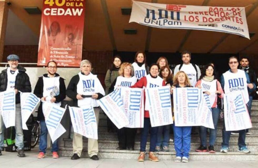 Docentes universitarios sienten discriminación por no recibir el bono de cinco mil pesos