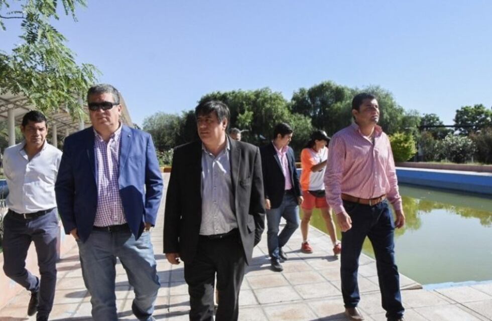 El ministro de social y deporte recorrió los polideportivos por el inicio de la temporada de verano