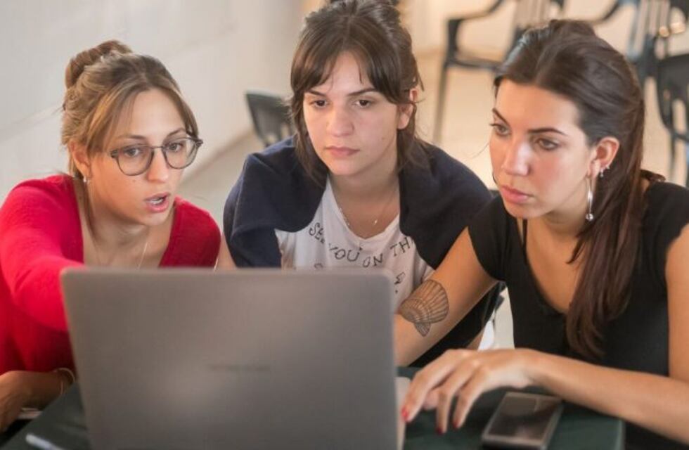 Realizan un Editatón de arte y feminismo en Rosario