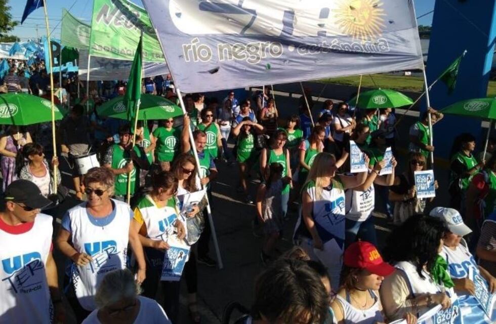 Los gremios marchan para reclamar negociaciones de paritarias