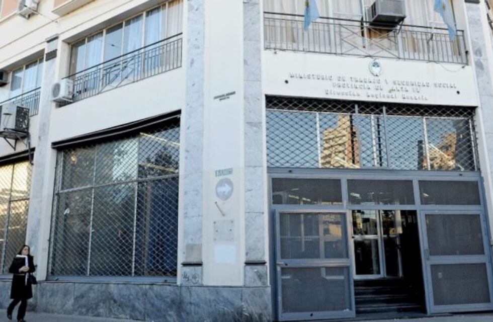 Un auto atropelló a trabajadores de General Motors y a un policía