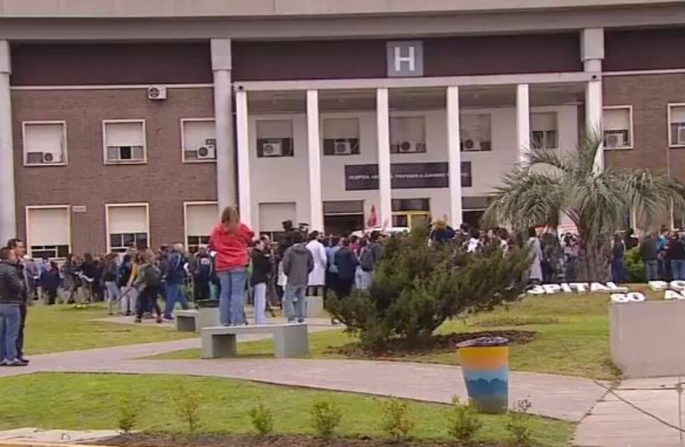 Médicos realizaron un abrazo colectivo al Hospital Posadas por los despidos