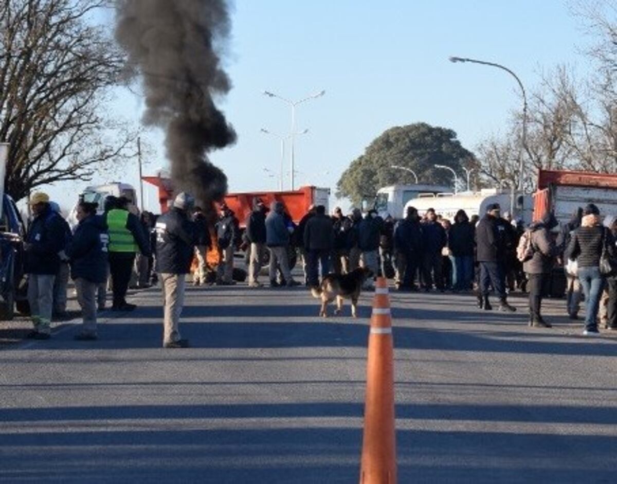Corte de ruta 11 a la altura de Maciel por protesta de trabajadores\u002E (InfoMás)