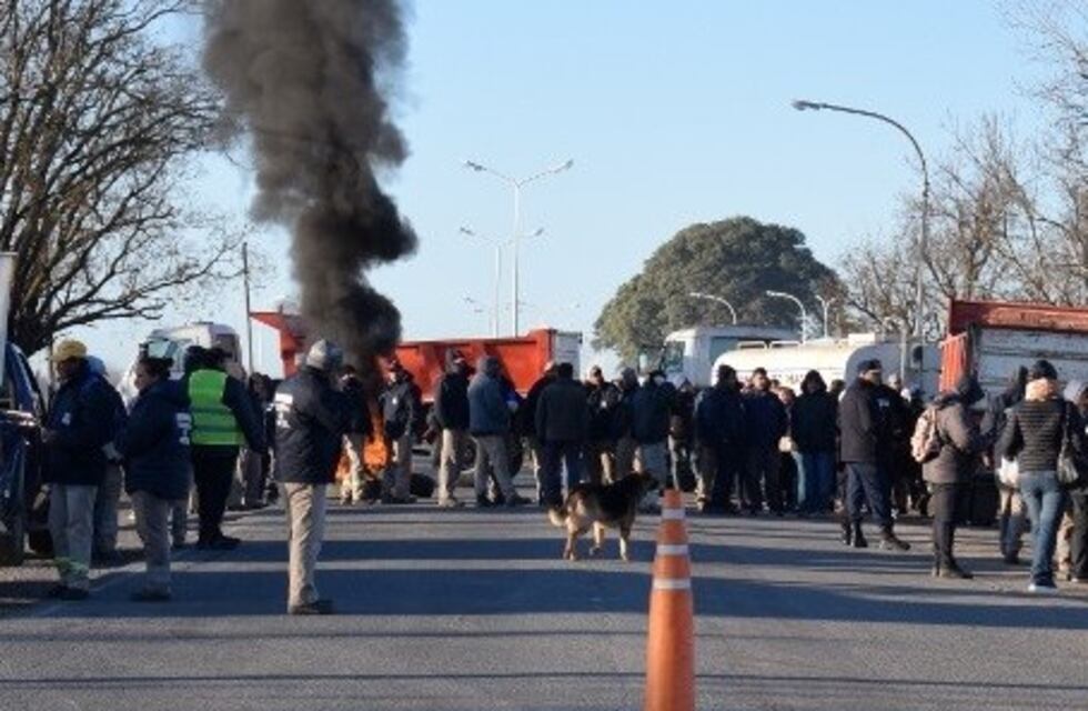 Trabajadores de la comuna de Maciel cortaron la ruta 11 en reclamo del pago de sueldos