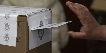 gente votando urna  urnas