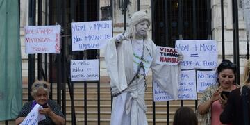 Estatua viviente de La Plata protesta contra Macri y Vidal (0221)\u002E