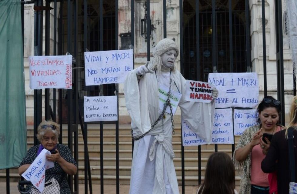 La estatua viviente de La Plata se encadenó en Gobernación y apuntó contra el Gobierno