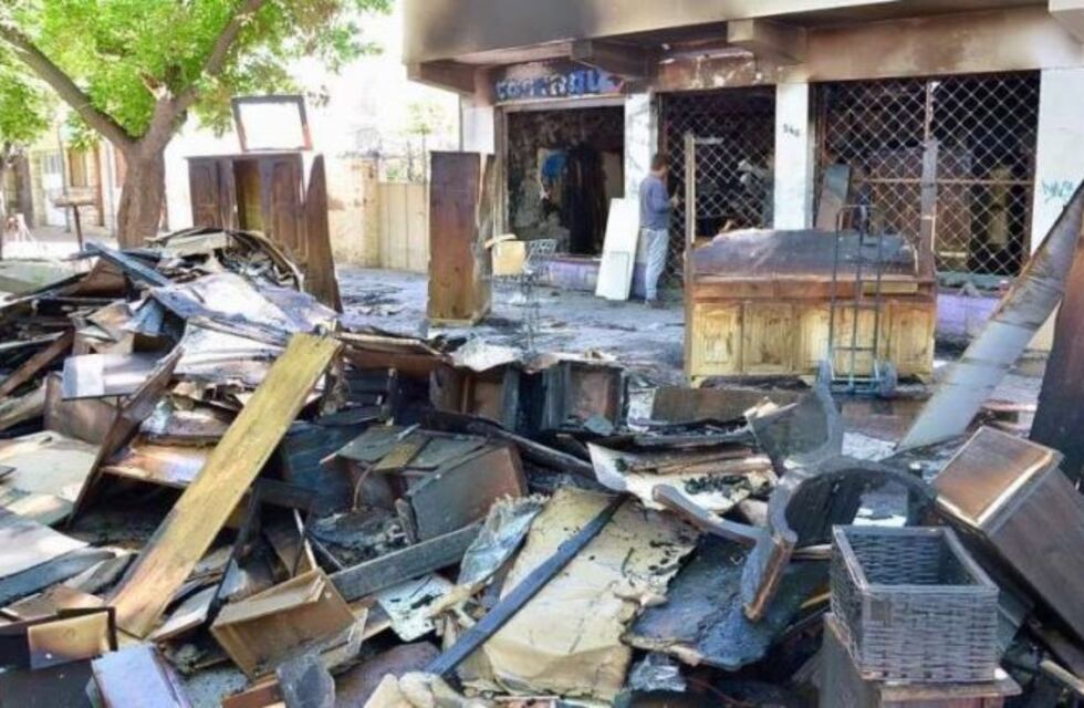 Se prendió fuego una fábrica de muebles en San Rafael y creen que fue intencional