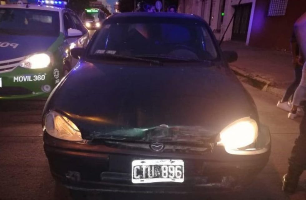 Un conductor alcoholizado y sin carnet, chocó contra un auto estacionado