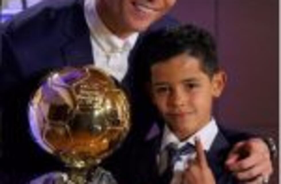 Cristiano Ronaldo festejó su cuarto Balón de Oro con fotos en las redes sociales