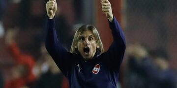 Sebastián Beccacece escuchó al hincha de Independiente y metió mano en el equipo\u002E (EFE)