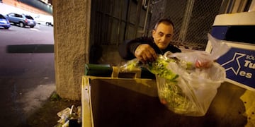 En Argentina se tiran a la basura 16 millones de toneladas de alimentos aptos para el consumo humano (AFP PHOTO / DESIREE MARTIN)