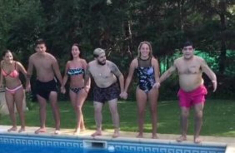 Diego Maradona cierra el año junto a su pareja en la pileta