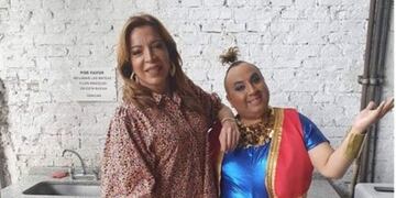 Lizy Tagliani junto a \