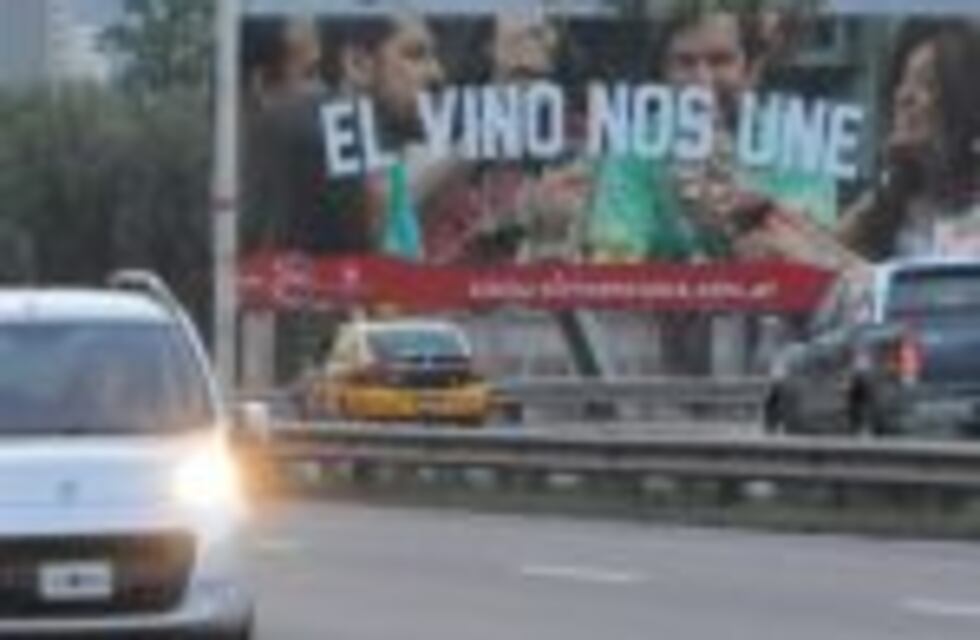 Buscan prohibir al vino en publicidad en vía pública