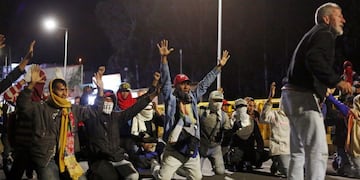 Venezuelans pray as they block the Rumichaca border bridge while trying to cross into Ecuador from Colombia, after new visa restrictions from the Ecuadorian government took effect, in Tulcan, Ecuador August 26, 2019\u002E REUTERS/Daniel Tapia