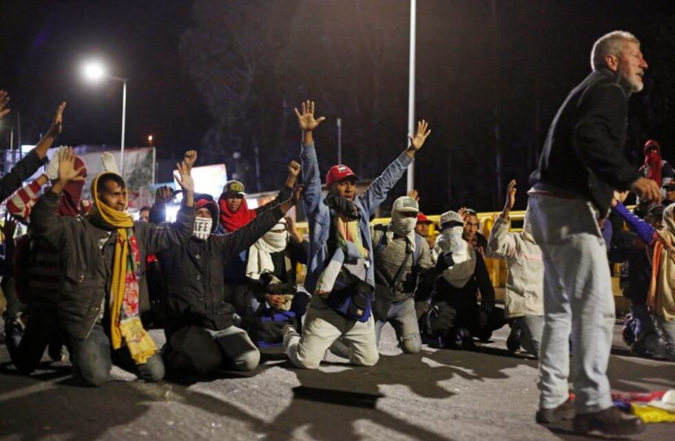Venezolanos se arrodillaron sobre un puente fronterizo porque no les permitían ingresar a Ecuador