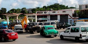 La gente hace fila con sus vehículos para cargar combustible en una estación de servicio en La Habana, Cuba, el miércoles 11 de septiembre de 2019\u002E Las naciones isleñas enfrentan una escasez de combustible diesel, pero el gobierno dijo que no habrá apagones eléctricos\u002E El gobierno culpa a las recientes sanciones económicas impuestas por la administración Trump de Estados Unidos por esta última crisis energética\u002E Crédito: AP / Ismael Francisco\u002E