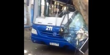 Así quedó el frente del micro que se estrelló contra un árbol\u002E