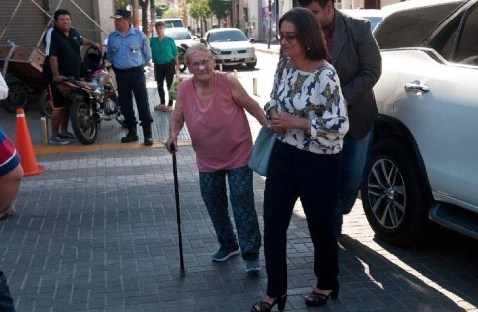 La gobernadora llevó a votar a una abuela